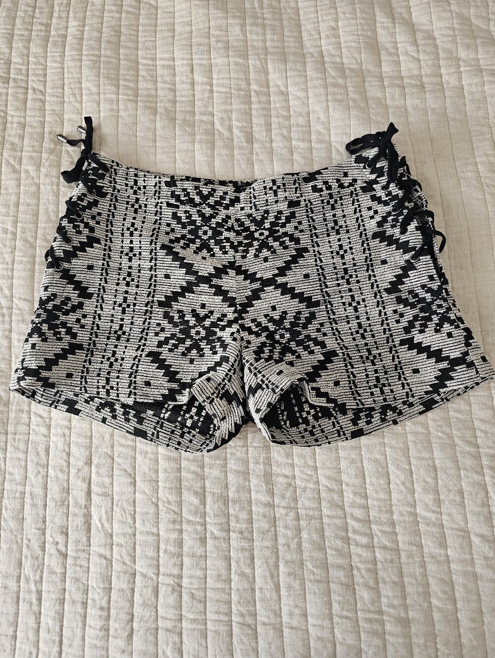 Who What Wear Black and White Lace-Up Patterned Bermuda Shorts Size 2